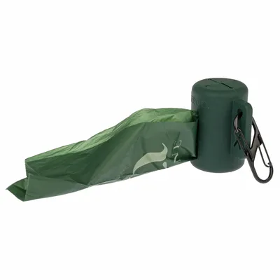 Distributeur vert avec mousqueton et sac à déjections canines partiellement sorti, matériau plastique visible, logo partiel sur le sac.