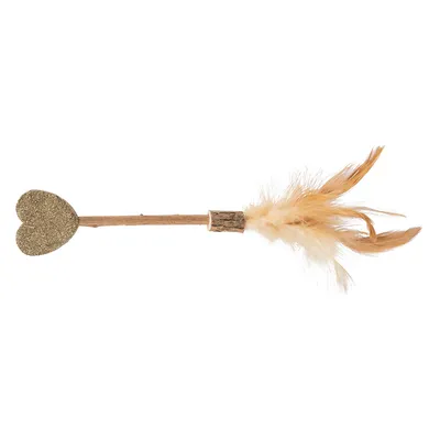 Juguete de madera con corazón dorado y plumas beige en el extremo.