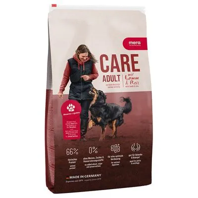 Zak MERA Care Adult hondenvoer met lam en rijst, 66% dierlijk eiwit, zonder tarwe, suiker of conserveermiddelen. Tekst: 'Made in Germany'. Afbeelding van vrouw met hond op verpakking. Zak MERA Care Adult hondenvoer met lam en rijst, 66% dierlijk eiwit, zonder tarwe, suiker of conserveermiddelen. Tekst: 'Made in Germany'. Afbeelding van vrouw met hond op verpakking.