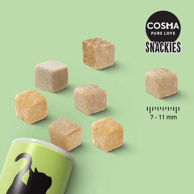 Cosma Snackies, gefriergetrocknete Würfel, Größe 7-11 mm, Verpackung mit Katzenmotiv.