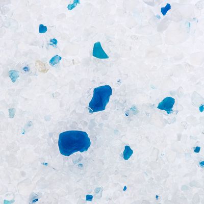 Бели и сини кристали от силикагел, насипно състояние. Видими различни по големина гранули без опаковка или марка.