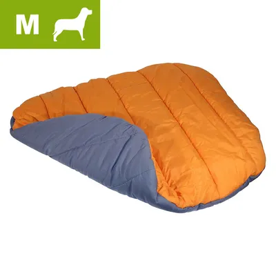 Couverture matelassée orange et grise pour chien, taille M indiquée en haut à gauche sur fond vert avec pictogramme de chien.