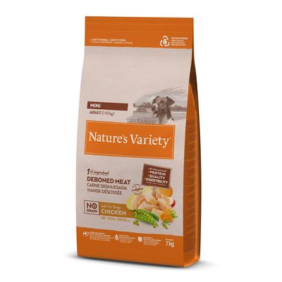 Saco de 7 kg de pienso Nature's Variety Mini Adult (1–10 kg), primer ingrediente carne deshuesada, sin cereales, con pollo campero. Texto en inglés y francés visible en el envase.