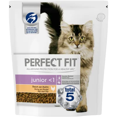 Croquettes Perfect Fit junior <1, riche en poulet, pour chaton. Texte visible : total 5, croissance saine, développement de la vision et du cerveau. Sachet avec photo de chaton.