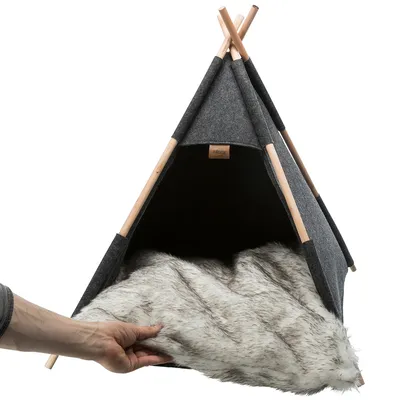 Šedé teepee s dřevěnou konstrukcí a vyjímatelným, hebkým polštářem. Ruka ukazuje funkci polštáře.