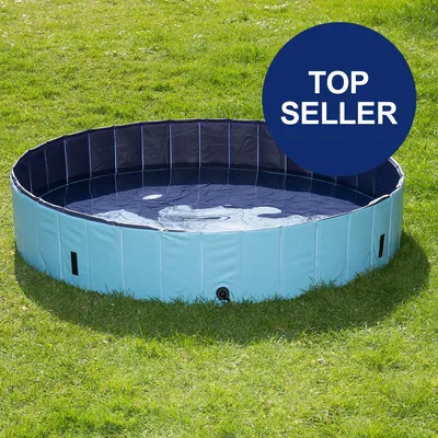 Rundes, blaues Pool auf einer Wiese mit Wasser gefüllt. Kreisförmiger blauer Sticker mit weißem Text 'Top Seller'.