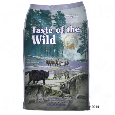 Упаковка Taste of the Wild Sierra Mountain Canine Formula with Roasted Lamb, надпись Purified Water, изображение волков и овец на фоне леса. Текст на английском языке.