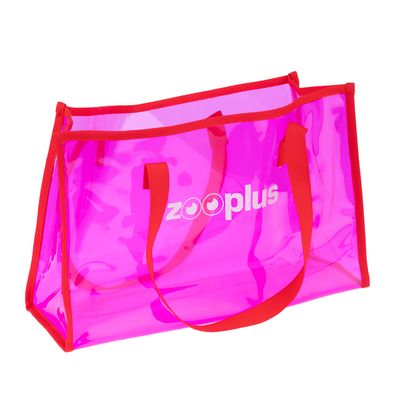 Läpinäkyvä pinkki muovikassi, jossa punaiset kantokahvat ja teksti zooplus. Kassissa ei muita näkyviä merkintöjä tai koristeita.
