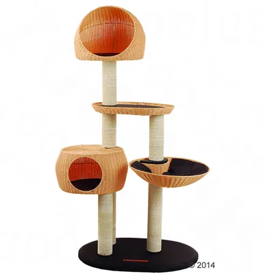 Tiragraffi per gatti con tre colonne rivestite in sisal, due cuccette chiuse in vimini, una piattaforma e un lettino rotondo rialzato su base nera.