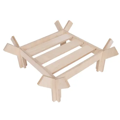 Estructura de madera con cuatro patas y listones abiertos, adecuada para varios usos o accesorios. Acabado madera natural sin adornos visibles.