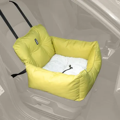 Panier de transport pour animal, rembourré jaune avec coussin blanc et sangle de sécurité, installé sur un siège de voiture. Marque EBI visible sur le dossier.