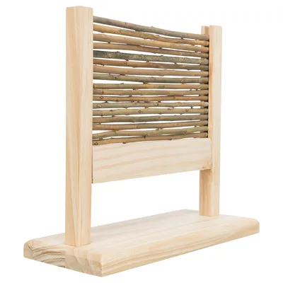 Holzgestell mit natürlichen Zweigen, geeignet als Spiel- oder Kletterelement für Kleintiere. Rechteckige Basis aus hellem Holz.