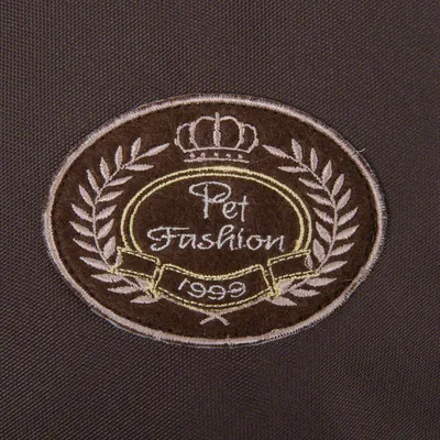 Pet Fashion 1999, izvezen emblem s krono in lovorjevim vencem na rjavem blagu.