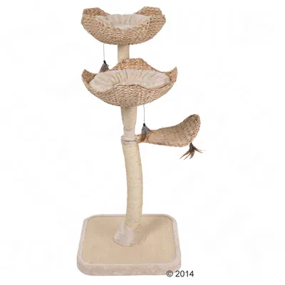 Arbre à chat en sisal et osier avec deux paniers rembourrés superposés, une plateforme latérale, base carrée recouverte de tissu, deux jouets suspendus à plumes visibles.