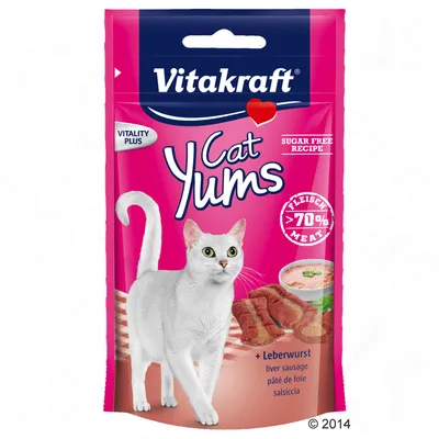 Vitakraft Cat Yums, VITALITY PLUS, SUGAR FREE RECIPE, 70% MEAT, + Leberwurst liver sausage. Balení s obrázkem bílé kočky a pamlsků.