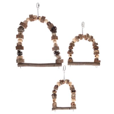 Trois perchoirs en bois naturel de tailles différentes, ornés de rondins, boules en bois et pommes de pin, avec chaînes et crochets métalliques pour suspension.