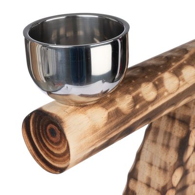 Miska ze stali nierdzewnej na drewnianym stojaku z wypalanym wzorem, odpowiednia do karmienia zwierząt domowych.