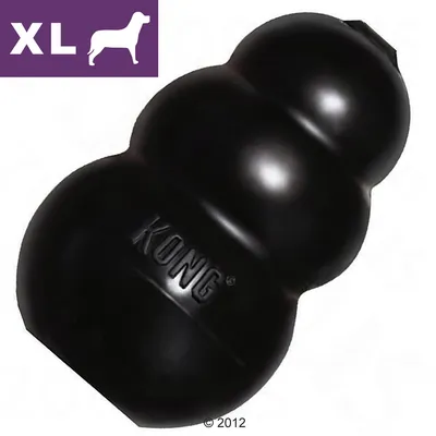 KONG XL -koiranlelu, musta kumi. Vasemmassa yläkulmassa valkoinen koirasiluetti ja teksti 'XL' violetilla pohjalla. KONG XL -koiranlelu, musta kumi. Vasemmassa yläkulmassa valkoinen koirasiluetti ja teksti 'XL' violetilla pohjalla.