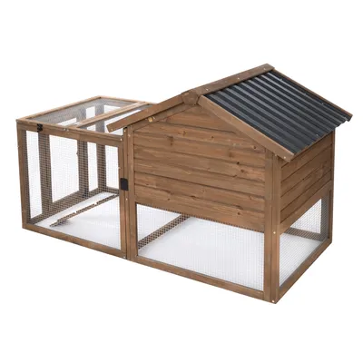 Enclos en bois avec parois grillagées en métal et toit noir, adapté pour l’extérieur.