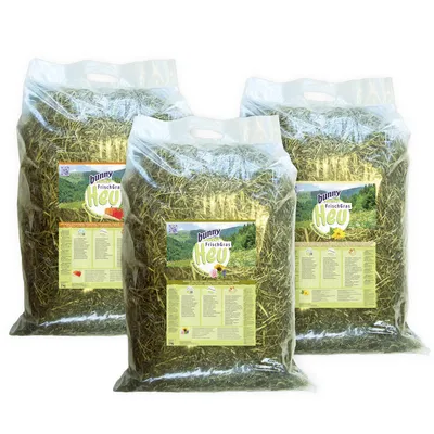 Trois sacs transparents de foin Bunny FrischGras Heu, étiquettes visibles avec informations en allemand et images de prairie. Chaque sac contient 2 kg de foin.