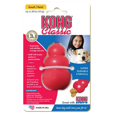 KONG Classic -lelu, koko Small, enintään 10 kg koirille. Pakkauksessa teksti: Super Durable Formula, Great with KONG Stuff'N, Made in USA. Punainen lelu ja koiran kuva.