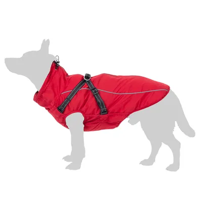 Cappotto rosso per cani con strisce rifrangenti e cinghie regolabili, mostrato su una sagoma di cane grigia.