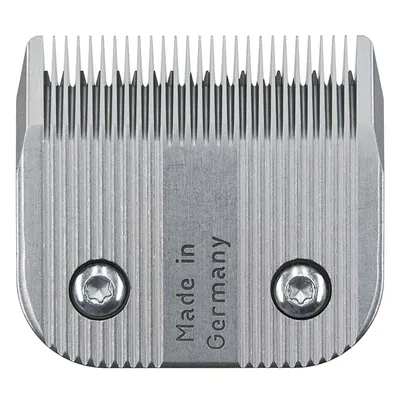 Ανταλλακτική λεπίδα κουρέματος από μέταλλο με χάραξη 'Made in Germany', κατάλληλη για κουρευτικές μηχανές. Ανταλλακτική λεπίδα κουρέματος από μέταλλο με χάραξη 'Made in Germany', κατάλληλη για κουρευτικές μηχανές.
