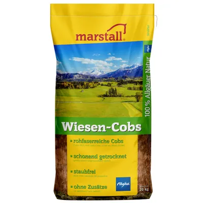 Sac marstall Wiesen-Cobs 20 kg, texte visible : 100 % Allgäuer Natur, rohfaserreiche Cobs, schonend getrocknet, staubfrei, ohne Zusätze, Allgäu. Paysage de prairie en fond.