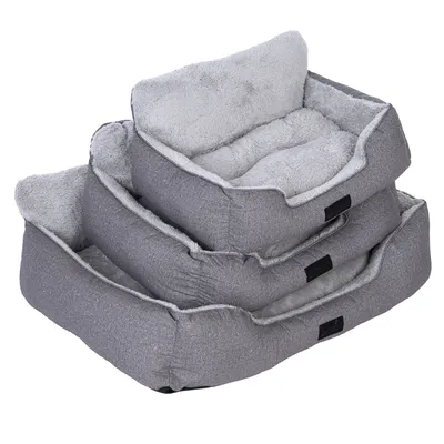 Trois paniers pour animaux de compagnie, rectangulaires, empilés, en tissu gris avec intérieur rembourré en peluche grise. Étiquettes noires visibles sur chaque panier.