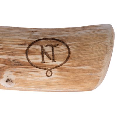 Ξύλινη υφή με χαραγμένο λογότυπο 'NT' σε κύκλο. Προβολή λεπτομερειών προϊόντος.