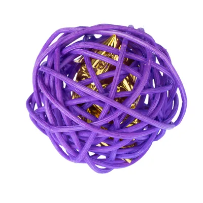 Lila leksaksboll av flätat material med guldfolie inuti.