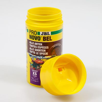 JBL Pro Novo Bel fiskfoder för alla arter, Grano XS sjunkande, lämpligt för fiskar 3-5 cm. Prebiotiskt, gul förpackning med öppet lock.