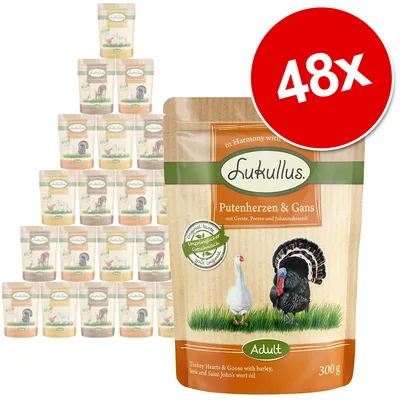 48x Lukullus Putenherzen & Gans Adult, 300 g poser. Tekst: Turkey Hearts & Goose with barley, leek and Saint John's wort oil. Billede af gås og kalkun på posen.