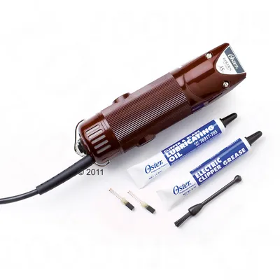 Tosatrice elettrica Oster con cavo, inclusi tubetti di Lubricating Oil e Electric Clipper Grease Oster, due spazzole piccole e due molle di ricambio visibili.