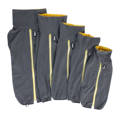 Grijze hondenjassen met gele voering en ritssluiting, in vijf verschillende maten. Merk: TIAKI.