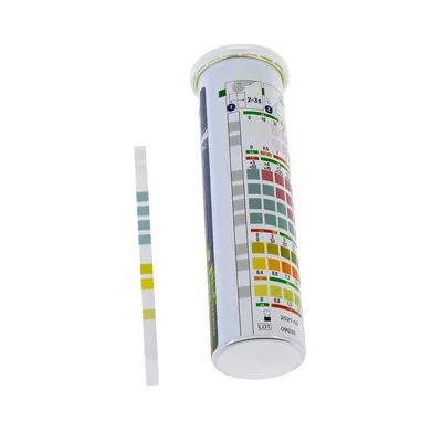 Teststrips en kleurenschaal voor wateranalyse met pH-waarde, nitriet, nitraat, hardheid en chloor. Instructie: resultaten na 2-3 seconden aflezen.