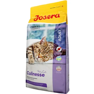 Josera Culinisse Adult -kuivaruoka kissoille, näkyvissä tekstit: Made in Germany, Anti-Haarballen, pH 6,0–6,5, Haut & Fell. Kuvassa kissa pakkauksessa. Josera Culinisse Adult -kuivaruoka kissoille, näkyvissä tekstit: Made in Germany, Anti-Haarballen, pH 6,0–6,5, Haut & Fell. Kuvassa kissa pakkauksessa.