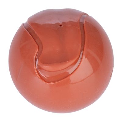 Červený plastový míček se zakřivenými zářezy, vhodný pro hraní nebo trénink.