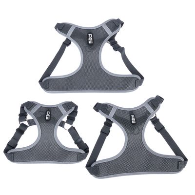 Trois harnais gris de tailles différentes avec bretelles réglables, marque TIAKI visible sur chaque harnais.