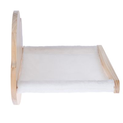 Plataforma de madera con funda blanca y suave, adecuada como superficie para descansar. Forma rectangular con bordes laterales.