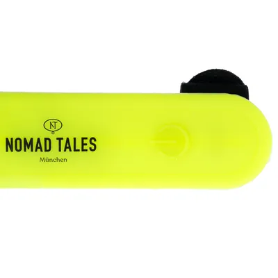 Nomad Tales München, produs galben cu logo NT și comutator pornit/oprit vizibil.