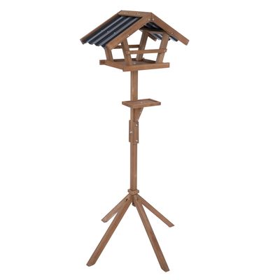 Domek na karmę dla ptaków z drewna z czarnym dachem, na trójnożnym stojaku.