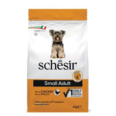 Schesir Small Adult hondenvoer, rijk aan kip, 1 dierlijke eiwitbron, biotine, 2 kg zak. Tekst: 'Animal protein as 1st ingredient', 'Italian product'.