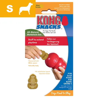 KONG Snacks bacon & cheese för små hundar, 200 g. Förlänger lektiden. Bild visar hand som stoppar snacks i röd KONG-leksak. Text: All-Natural, naturlig smak av bacon.