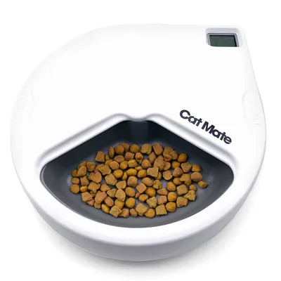 Automatisk fodermatare Cat Mate med torrfoder i en skål och digital display synlig.