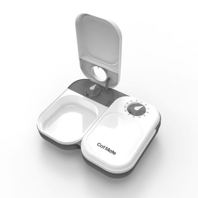 Cat Mate Futterautomat mit zwei Fächern, Timer-Einstellung sichtbar, geöffnetes Fach für Futterportionen.