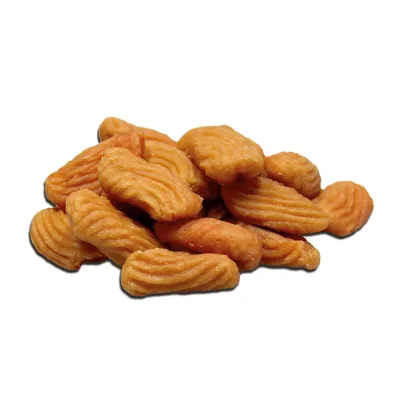 Croquettes orange en forme de petits biscuits, sans marque ni texte visible, présentées en tas sur fond blanc.