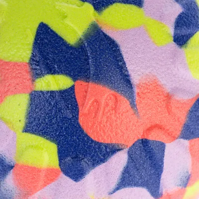 Nahaufnahme eines bunten Schaumstoffmaterials mit gelben, blauen, lila und orangefarbenen Mustern.