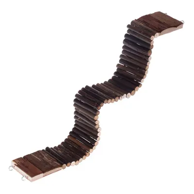 Pont flexible en bois avec crochets métalliques aux extrémités, composé de rondins assemblés pour petits animaux.