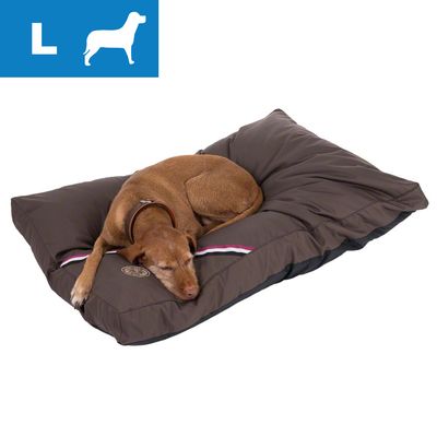 Brun hundeseng i størrelse L med liggende brun hund, synlig stribe i rød, hvid og sort samt rundt mærke på siden. Materiale ligner stof eller nylon.